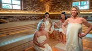 Hitzewallungen, Stimmungsschwankungen, Schlafst&ouml;rungen &ndash; die Wechseljahre sind in der &ouml;ffentlichen Wahrnehmung immer noch ein Tabuthema. Die neue dreiteilige Dokuserie "Die Frauensauna &ndash; Verdammte Wechseljahre!" des Rundfunk Berlin-Brandenburg (rbb) begleitet vier Frauen &uuml;ber mehrere Monate in ihrem Alltag und bei intensiven, tabulosen Gespr&auml;chen in der Sauna. - V. l. n. r.: Bettina, Heike, Jacqueline und Nicole sprechen in der Sauna &uuml;ber ihre Wechseljahre.