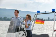 Pirmin Spitznagel (Simon Werdelis, l.) und Julia Demmler (Wendy G&uuml;ntensperger, r.) auf Verfolgungsjagd auf dem Bodensee.