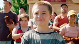 Aber Dank einer genialen Idee von Charles (Joey B&eacute;langer, 5. von links) und der Hilfe von Denis und der Dorfgemeinschaft, findet Max (Oscar Desgagn&eacute;s, vorn) einen Weg, die &bdquo;Coco Farm&ldquo; zu retten. Weiteres Bildmaterial finden Sie unter www.br-foto.de.