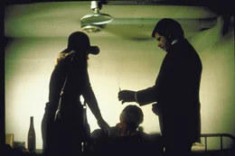 Juwelier Arthur (William Devane, l.) und Fran (Karen Black, r.) entf&uuml;hren gut-betuchte Gesch&auml;ftsm&auml;nner, um anschlie&szlig;end L&ouml;segeld in Form von hochkar&auml;tigen Brillanten zu erpressen. Ihr aktuelles Vorhaben erfordert jedoch noch ein wenig Planung.