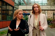Romy Heiland (Christina Athenstädt, r.) vertritt die Sängerin Jenny Wehran (Jeanette Biedermann, l.), deren Karriere als Solo-Sängerin wegen eines Plagiatsvorwurfs auf dem Spiel steht.