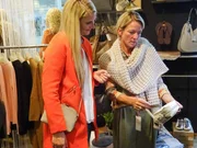 Gudrun und Shoppingbegleitung Claudia (l.)