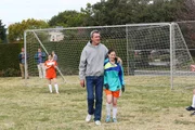 Mike Heck (Neil Flynn, l.); Lauren (Tabitha Morella, r.) Mike Heck (Neil Flynn, l.); Lauren (Tabitha Morella, r.)