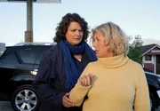 Hanne (Jutta Speidel) weiß nicht, wie sie ihrer besten Freundin Marie (Sabine Orleans) erklären soll, dass sie auch sie angelogen hat.