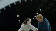 Alice (Andrea Riseborough, l.) und Jack (Domhnall Glesson, r.) begegnen sich immer wieder. Es sind Treffen voller Intensivität und Leidenschaft. Und doch gestaltet sich die Beziehung zueinander schwierig.