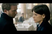 Alte Bekanntschaften: Delegationsleiterin Alexandra Weiss (Veerle Baetens) kennt den Ingenieur Sanjabi und bittet ihren Kollegen Olivier Dayer (Max Hubacher), ein heimliches Treffen zu arrangieren.