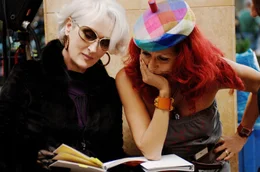 Meryl Streep confers with costume designer Patricia Field on the set of THE DEVIL WEARS PRADA. PHOTOGRAPHS TO BE USED SOLELY FOR ADVERTISING, PROMOTION, PUBLICITY OR REVIEWS OF THIS SPECIFIC MOTION PICTURE AND TO REMAIN THE PROPERTY OF THE STUDIO. NOT FOR SALE OR REDISTRIBUTION.