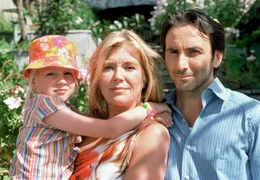 Barbara (Jutta Speidel) genie&szlig;t den sonnigen S&uuml;den mit ihrer Enkelin Anna (Soraya Richter) und ihrem "G&auml;rtner" Enrico (Bruno Maccallini).