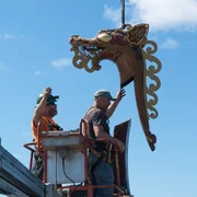 Heben eines Drachenkopfes, Detail eines Wikingerschiffs