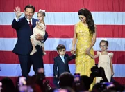 Ron DeSantis posiert mit Ehefrau Casey und Kindern. Ron DeSantis posiert mit Ehefrau Casey und Kindern.