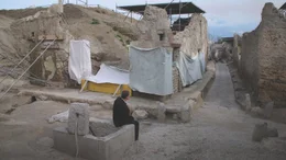 Grabungsleiter Massimo Osanna an einem seiner Lieblingsorte: An die "Gasse der Balkone" schlie&szlig;t sich ein kleiner Platz mit Kneipe an. In so einem Thermopolium servierte man Wein und "Fast Food".
