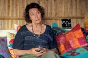 ARD VORSTADTWEIBER, neue Serie mit 10 Folgen, Folge 4 am Dienstag (19.05.15) um 20.15 Uhr im Ersten. Anna (Gertrud Roll) erpresst ihren Enkel Simon mit den kompromittierenden Fotos mit Waltraud.