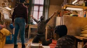 Ama (Amani-Jean Philippe) spielt mit ihrem Vater Babacar (Emmanuel Ohene Boafo) in der K&uuml;che Ball. Ihr Bruder Abi (Liam Romney) schaut zu.