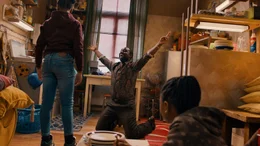 Ama (Amani-Jean Philippe) spielt mit ihrem Vater Babacar (Emmanuel Ohene Boafo) in der K&uuml;che Ball. Ihr Bruder Abi (Liam Romney) schaut zu.