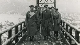 SS-General Hans Kammler (M.) auf dem Weg in eine r&uuml;stungstechnische Anlage bei Ebensee (1944).