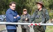 Ferdinand Karsten (Carl Achleitner, r.) will sich seinen Jagdtag mit Freund Gero Schwarz (C. C. Weinberger, M.) und anderen nicht von Tierschützer Benni Fötsch (Markus Brandl, l.) verderben lassen. Ferdinand Karsten (Carl Achleitner, r.) will sich seinen Jagdtag mit Freund Gero Schwarz (C. C. Weinberger, M.) und anderen nicht von Tierschützer Benni Fötsch (Markus Brandl, l.) verderben lassen.