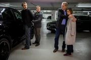 Arthur Bauer (Gerd Silberbauer, 2. v. r.) und Dominik Morgenstern (Joscha Kiefer, 2. v. l.) stellen Gregor Mendel (Stefan Rudolf, l.) mit Josi Fischer (Lotte Becker, r.).