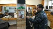 Das Barber-Business ist ein haariges Geschäft. Shop-Besitzer Ahmed ist ständig mit Putzen beschäftigt.