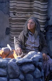 Eine alte Frau hütet den Eingang zum Unterschlupf des Rauchers. Eine alte Frau hütet den Eingang zum Unterschlupf des Rauchers.