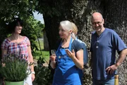 Von links: Landfrau Susanne Krafft, Landfrau Sabine Hollweck und ihr Mann.