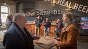 Eigentlich hat sich Rechtsmedizinerin Helene Sturbeck (Katharina Blaschke, r.) darauf gefreut, mit Kollege Jan Reuter (Udo Kroschwald, l.) einen ganzen Tag zu verbringen. Doch die Bierverkostung in der hippen Craft-Beer-Brauerei "Hopfenkraft" ist so gar nicht nach Reuters Geschmack.