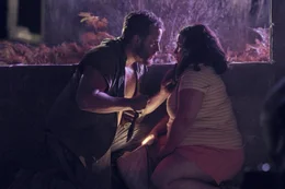 Desconocido (Richard Holmes, l.); Sara (Laura Gal&aacute;n, r.)