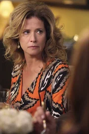 Bree lädt Keith' Eltern Mary (Nancy Travis) und Richard zu einem Thanksgivingsessen ein und findet sich bald mitten in einem Ehestreit zwischen den beiden wieder ...