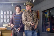 Amerika ist von einem teuflischen Virus befallen, welches fast die gesamte Menschheit in Zombies verwandelt hat. Zu den wenigen Gesunden geh&ouml;rt College-Streber Columbus (Jesse Eisenberg, l.), ein ausgemachter Angsthase, und der bis an die Z&auml;hne bewaffnete Haudegen Tallahassee (Woody Harrelson, r.). Gemeinsam stehen sie nun vor der schwersten Herausforderung: sich zusammenzuraufen, um zu &uuml;berleben im Zombieland!