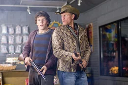 Amerika ist von einem teuflischen Virus befallen, welches fast die gesamte Menschheit in Zombies verwandelt hat. Zu den wenigen Gesunden geh&ouml;rt College-Streber Columbus (Jesse Eisenberg, l.), ein ausgemachter Angsthase, und der bis an die Z&auml;hne bewaffnete Haudegen Tallahassee (Woody Harrelson, r.). Gemeinsam stehen sie nun vor der schwersten Herausforderung: sich zusammenzuraufen, um zu &uuml;berleben im Zombieland!