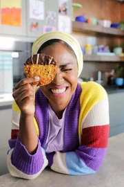 Nadiya Hussain mit einem frisch gebackenen Florentiner. Nadiya Hussain mit einem frisch gebackenen Florentiner.