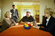 Det. Lilly Rush (Kathryn Morris, r.) und ihr Kollege Det. Scott Valens (Danny Pino, 2.v.l.) hoffen, über Brad (Joel McKinnon Miller, 2.v.r.) und Mrs. Atwater (Loanne Bishop, l.) an weitere Informationen zu gelangen ...