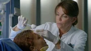 Dr. Jonas (Gerit Kling, r.) ist sich sicher, dass die Platzwunde am Kopf von Lana Lopes (Patricia Meeden, l.) nicht von deren Treppensturz herrühren kann. Doch Lana besteht auf ihre Version.