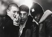 L-R: Vinz' (Vincent Cassel), Sa&iuml;d (Sa&iuml;d Taghmaoui) und Hubert (Hubert Kound&eacute;)