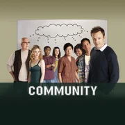 (2. Staffel) - Community: Jeff Winger (Joel McHale, r.), Britta Perry (Gillian Jacobs, 2.v.l.), Pierce Hawthorne (Chevy Chase, l.), Senor Chang (Ken Jeong, 4.v.r.), Shirley Bennett (Yvette Nicole Brown, 3.v.r.), Abed Nadir (Danny Pudi, 2.v.r.), Troy Barnes (Donald Glover, 3.v.l.) und Annie Edison (Alison Brie, 4.v.l.)