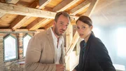 Im aktuellen Fall tauchen die Kommissare Karoline Joost (Nike Fuhrmann, r.) und Lars Pöhlmann (Dominic Boeer, l.) in ein besonderes Milieu ein: Der tote Jannik Claasen hat zusammen mit seiner Zwillingsschwester als sogenannter Prankster Menschen erschreckt und Videos davon ins Internet gestellt.