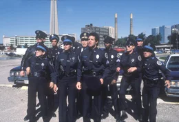 Stra&szlig;en frei, die "Police Academy" ist wieder im Einsatz - und das vielleicht zum letzten Mal. Denn eine Polizeischule soll geschlossen werden. Deswegen treten Captain Mausers stramm trainierten Angeber und Captain Lassards Truppe um Sergeant Mahoney (Steve Guttenberg; M.) und Co. im Wettstreit gegeneinander an. Wer wird wohl gewinnen?