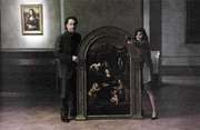 Eigentlich sollen Symbologe Robert Langdon (Tom Hanks) und Kryptologin der Pariser Polizei Sophie Neveu (Audrey Tautou) den Mord am Kurator des Louvre aufkl&auml;ren. Jetzt werden sie selbst beschuldigt und versuchen aus dem Museum zu fliehen.