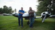 Ken und Danny vor dem Flugzeug. Ken und Danny vor dem Flugzeug.