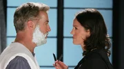 Eine Frage des Vertrauens: Lässt Grissom (William Petersen) sich von Sara (Jorja Fox) den Bart mit einem superscharfen Messer abrasieren? Eine Frage des Vertrauens: Lässt Grissom (William Petersen) sich von Sara (Jorja Fox) den Bart mit einem superscharfen Messer abrasieren?