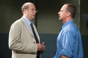 Edwin Adelson (Stephen Tobolowsky, l.) muss Detective Elliot Stabler (Christopher Meloni) Rede und Antwort stehen. Er wird verdächtigt, ein zehnjähriges Mädchen missbraucht zu haben. Edwin Adelson (Stephen Tobolowsky, l.) muss Detective Elliot Stabler (Christopher Meloni) Rede und Antwort stehen. Er wird verdächtigt, ein zehnjähriges Mädchen missbraucht zu haben.