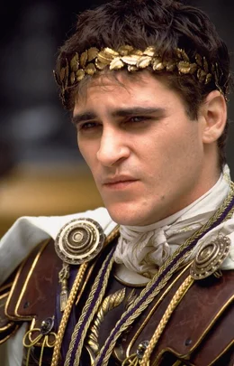 Von seinem Vater wenig geliebt und aus diesem Grund nicht f&uuml;r den Thron vorgesehen, l&auml;sst Commodus (Joaquin Phoenix) seinen Vater ermorden. Er besteigt den Thron und von Eifersucht getrieben, jagt er Maximus, den Mann, den sein Vater eigentlich als Nachfolger im Sinn hatte ...