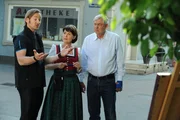 Die Brunners überlegen, wie sie sich mit dem Brunnerwirt von der Konkurrenz abheben können. Von links: Gregor (Holger M. Wilhelm), Rosi (Brigitte Walbrun) und Joseph Brunner (Wilhelm Manske).