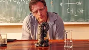 Stefan Vollmer (Hendrik Duryn) macht im Chemieunterricht das "Kackhaufen-Experiment".