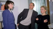 Constanze Breitenbach (Alana Bock, li.), Gunter Strauss (Claudius Freyer, Mi.) und Eva Moser (Angelika Bartsch, re.) sprechen über die Ermittlungen der Polizei. Constanze Breitenbach (Alana Bock, li.), Gunter Strauss (Claudius Freyer, Mi.) und Eva Moser (Angelika Bartsch, re.) sprechen über die Ermittlungen der Polizei.