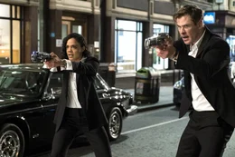 In einer Londoner Stra&szlig;e werden Agent H (Chris Hemsworth) und Agent M (Tessa Thompson) Ziel eines Anschlags.