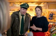 Eine verwirrte Frau kommt blutverschmiert ins "Rattlinger". Ist es ihr eigenes Blut oder haben es Lenerl (Victoria Abelmann- Brockmann, r.) und Riedl (Paul Sedlmeir, l.) mit einer Mörderin zu tun?