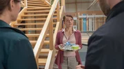 Jana Lutteroth (Laura Schuhrk, M.) – Mitarbeiterin im Holzhandel Voss – verhält sich auffällig neugierig. Die Kommissare haben da so eine Ahnung: Könnte es sein, dass Hendrik Voss mit seiner Mitarbeiterin Jana Lutteroth eine Affäre hat?