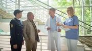 Reuter (Udo Kroschwald, 2.v.l.) und Stine (Sidsel Hindhede, l.) müssen von Dr. Jonas Wiegand (Markus Gertken, 2.v.r.) dringend wissen, wo sich seine Frau – die Krankenschwester Jenny Horn – aufhält. Vermutlich ist sie schwer verletzt und es könnte sogar sein, dass sie tot ist.