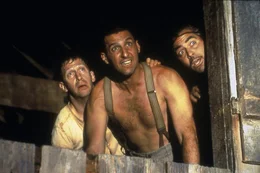 2. Delmar (Tim Blake Nelson, l.), Pete (John Turturro, M.) und Ulysses Everett (Geoge Clooney, r.) warten auf den Absprung in ihr neues Leben.