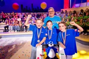 Das blaue Team aus Darmstadt/Deutschland freut sich über den Pokal.